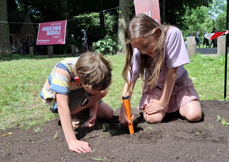 Jongen en meisje in de weer met pinpointer