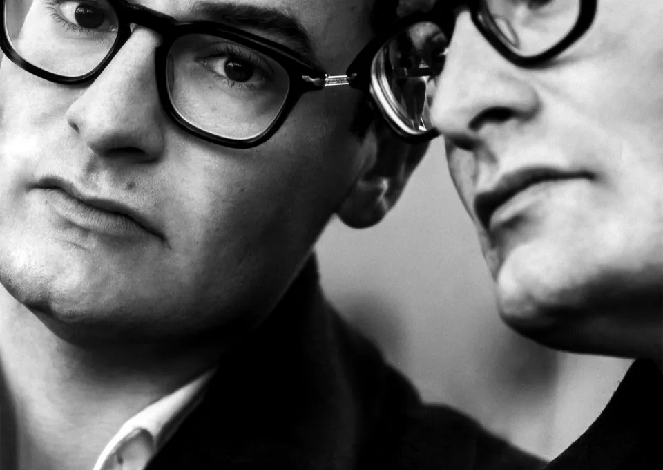 Zwart-wit foto van Splinter Chabot die in een spiegel kijkt