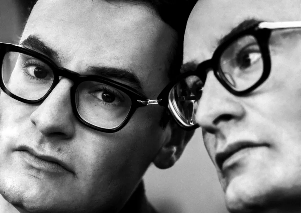 portret man met zwarte bril