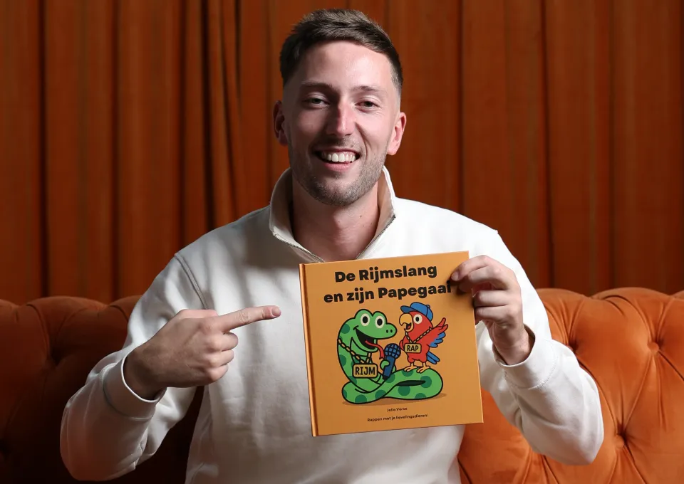 Jelle verse met zijn boek De Rijmslang en zijn papegaai