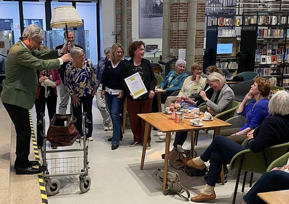 Mensen zitten bij podium