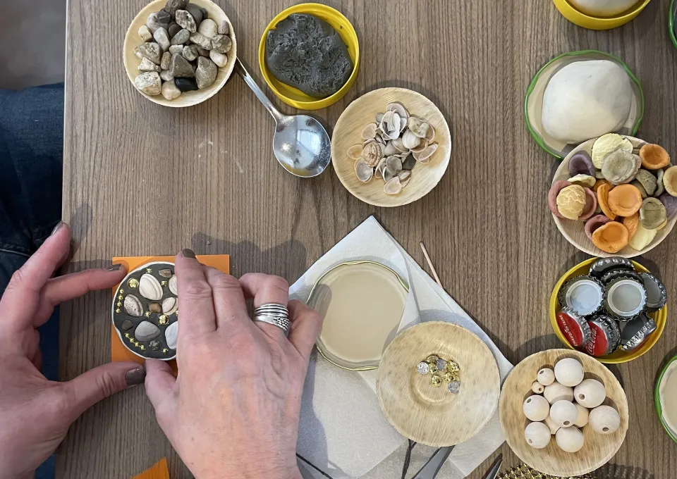 twee handen en creatieve materialen