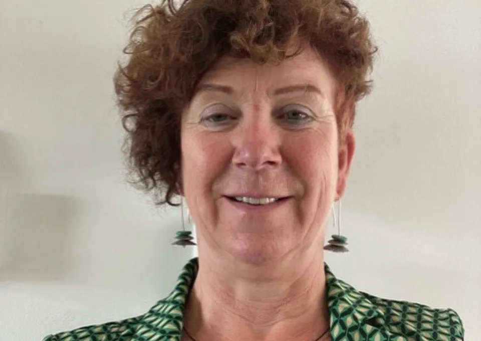 portret foto van vrouw met bruin krullend haar