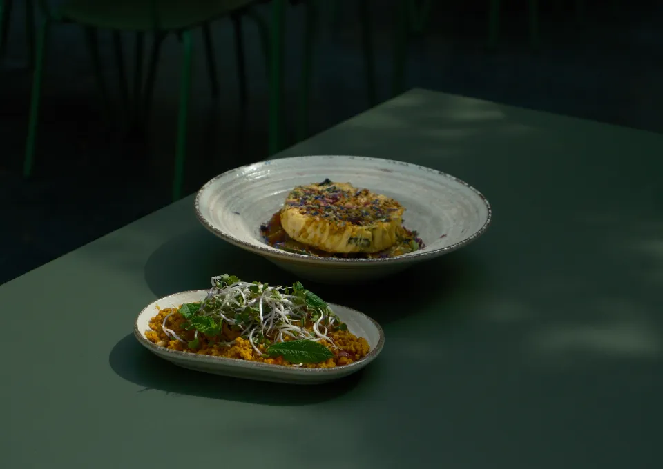 twee borden met eten 