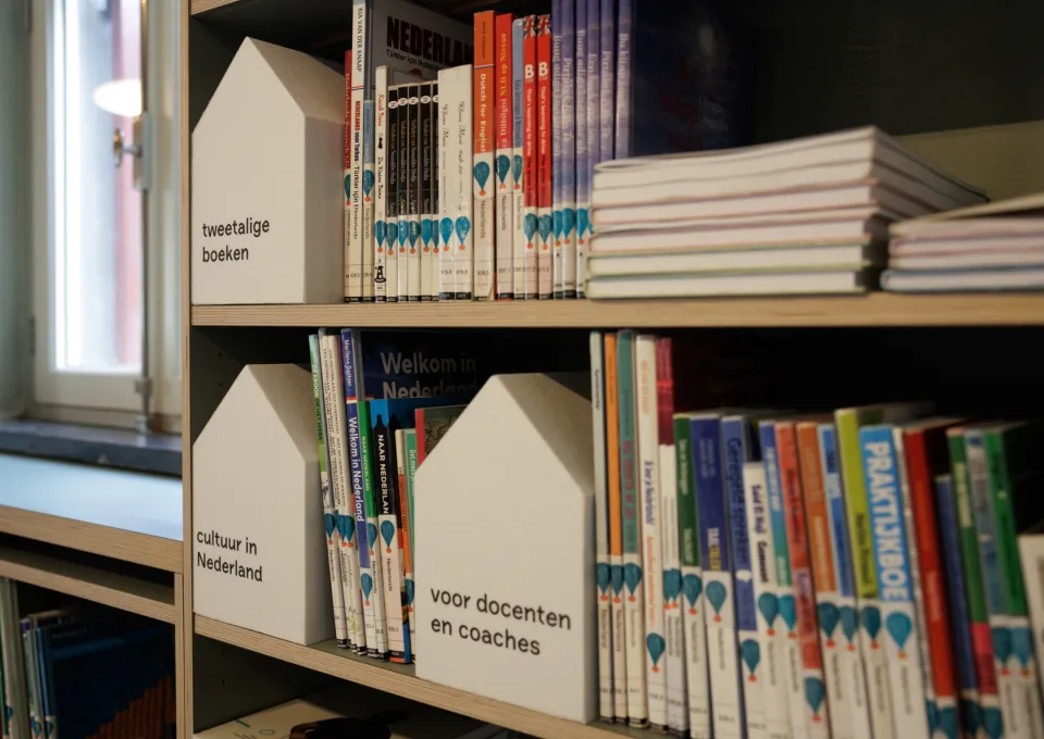Taalhuis kast met boeken