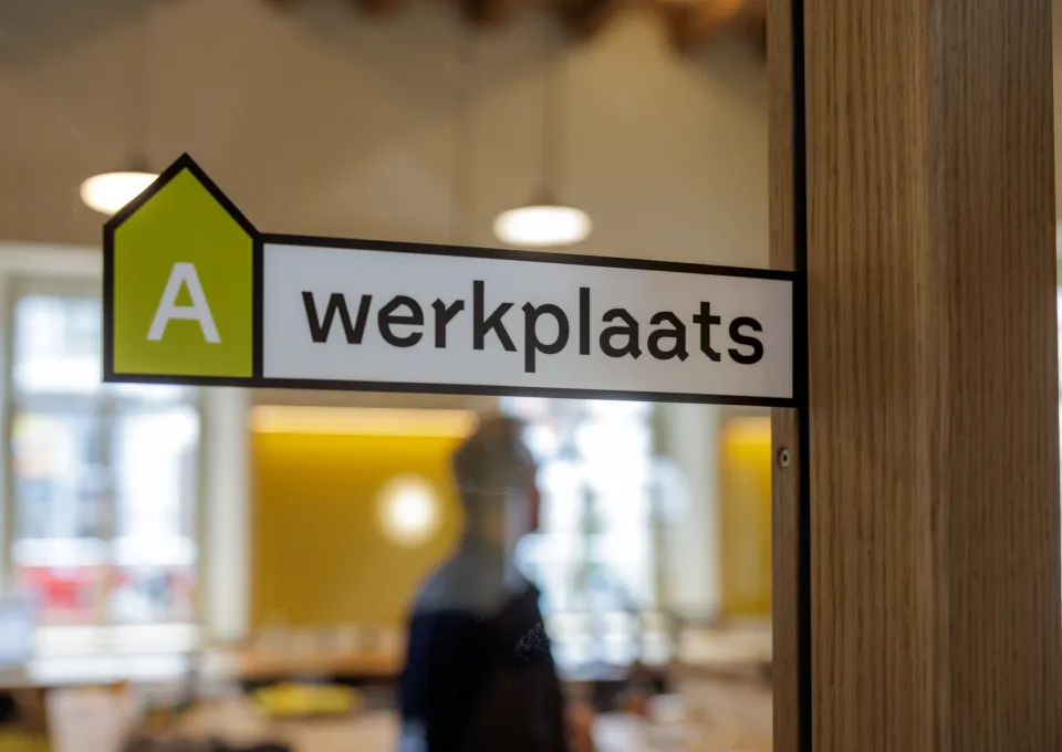 glazen deur naar werkplaats