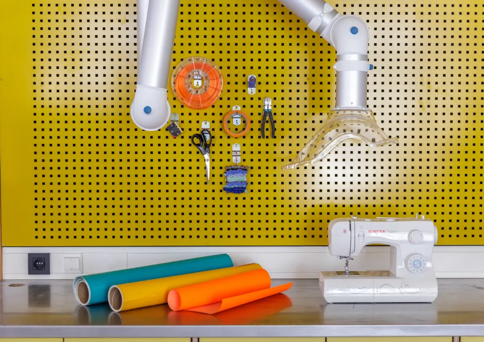 naaimachine en creative materialen op gele achtergrond