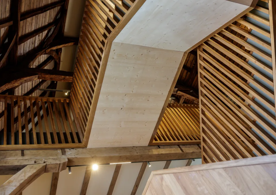 houten trappenhuis en balken
