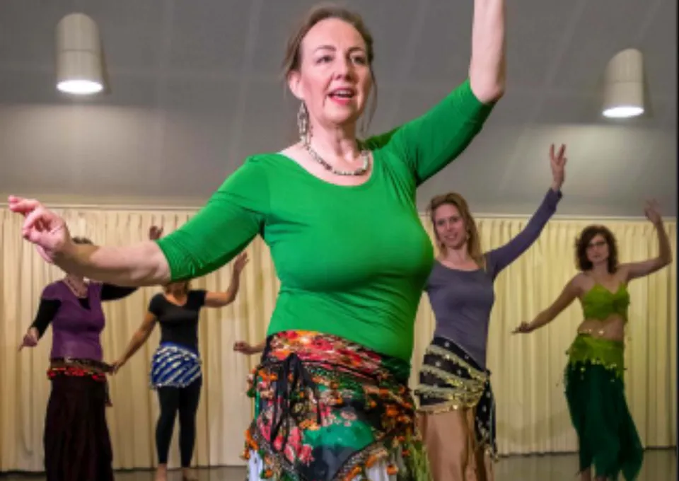 vrouw geeft buikdansles
