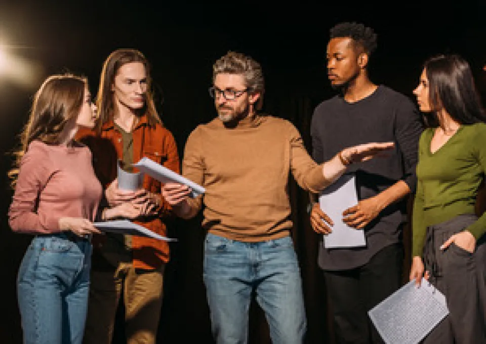 groep jonge acteurs krijgt les