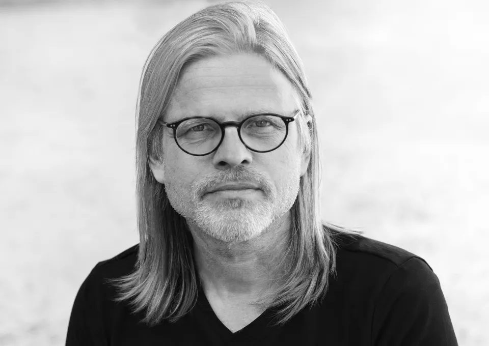 portretfoto man met lang haar en bril