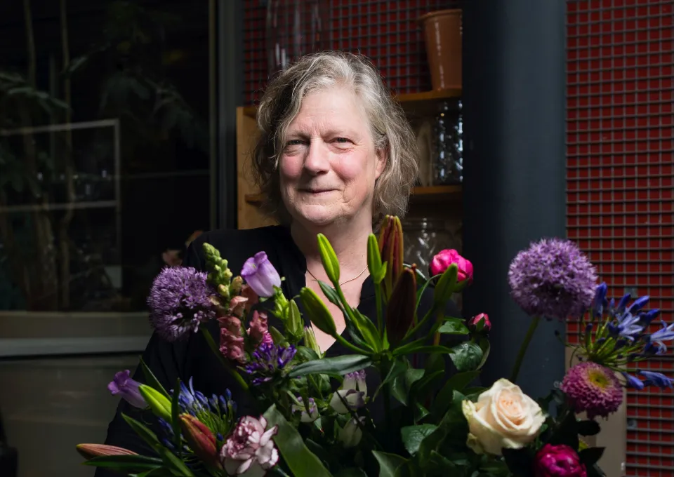 vrouw met kleurrijk boeket