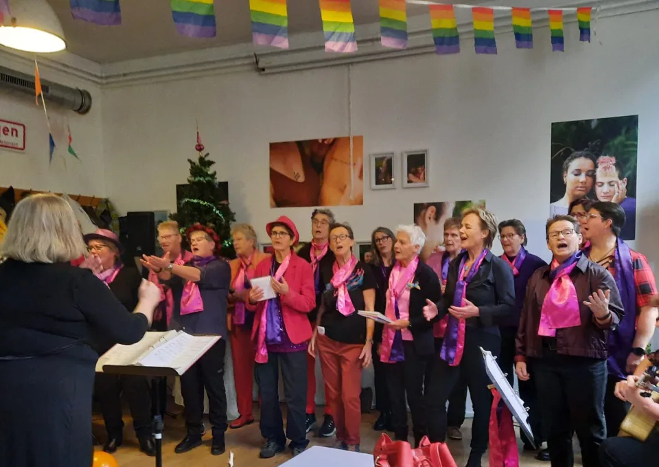 zingende dames in zwart en roze