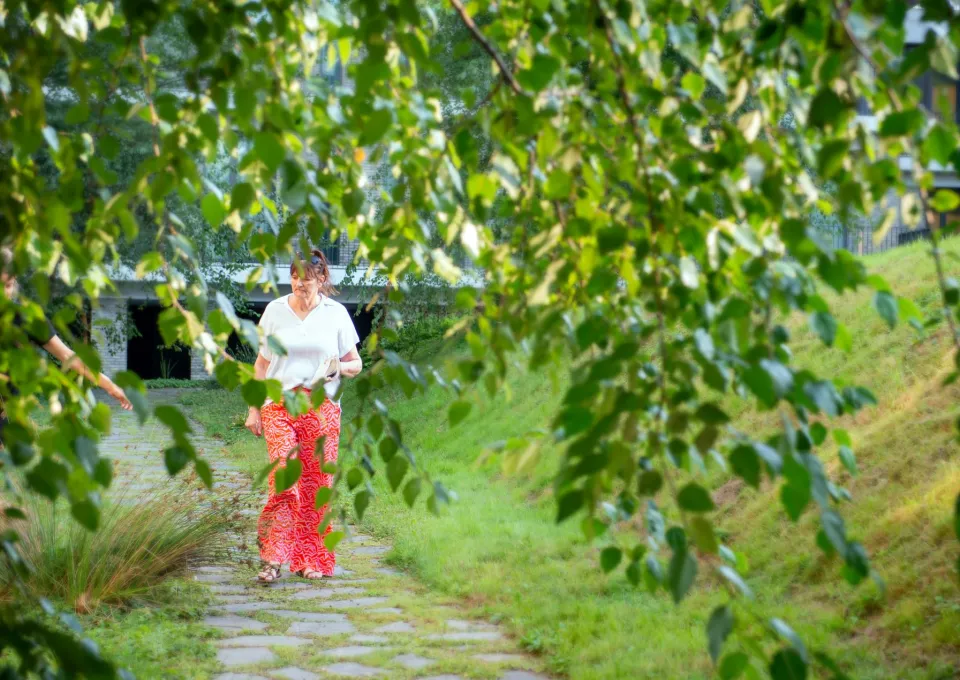 vrouw wandelend in bos