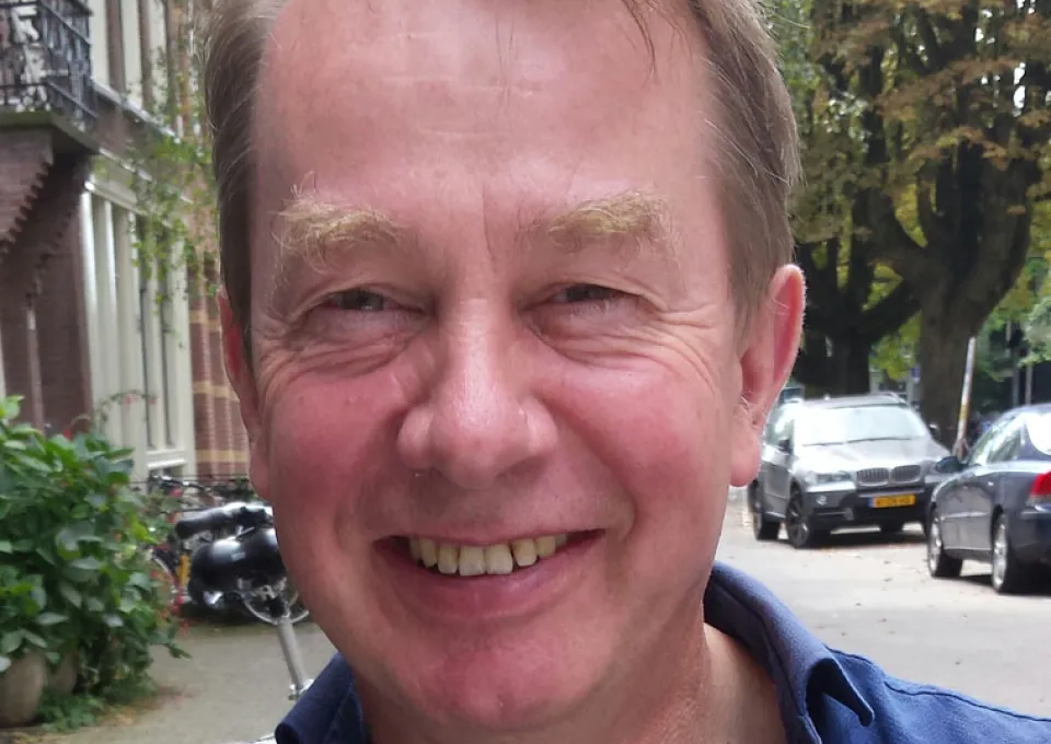 portretfoto man met blond haar en blauw overhemd