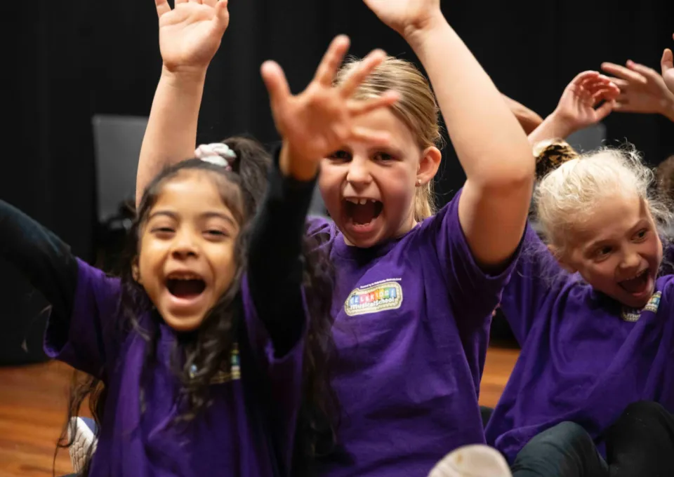 juichende kinderen in paarse t-shirts