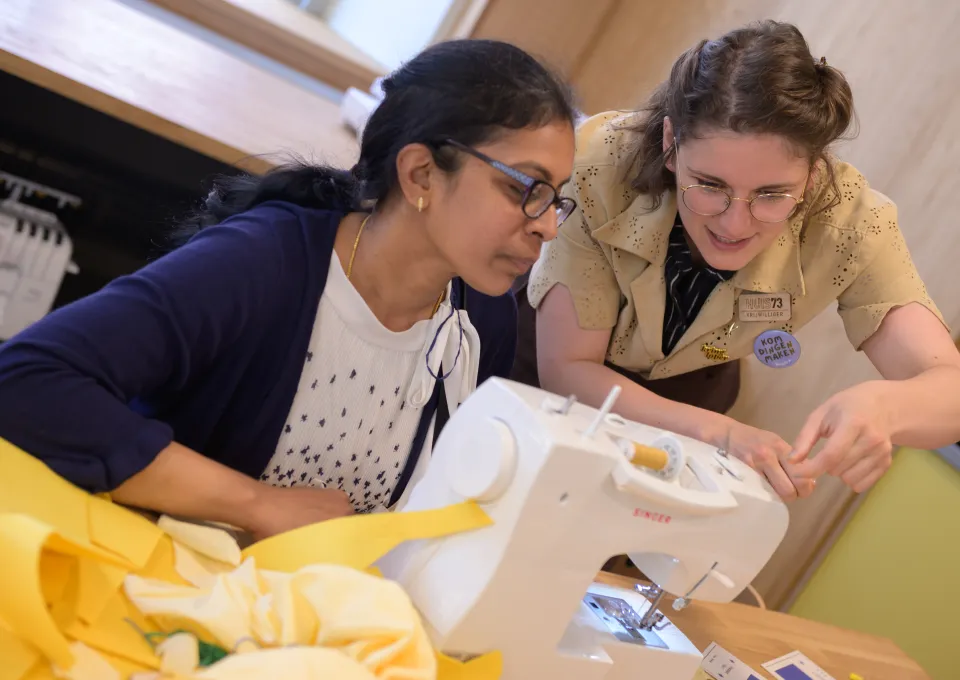 twee vrouwen bij een naaimachine 