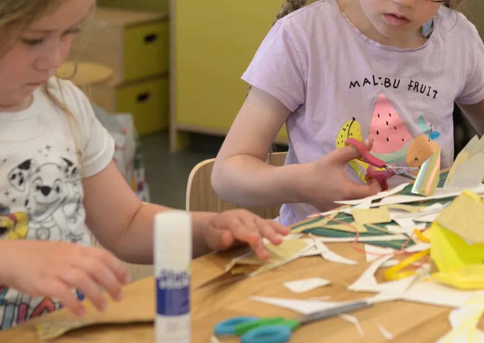 kinderen aan het knutselen