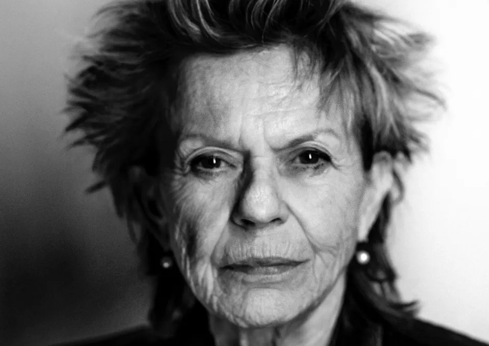 Zwart wit portret van schrijfster Connie Palmen