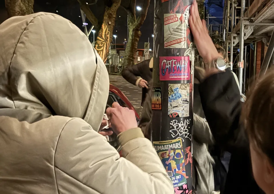 Stickers op lantaarnpaal
