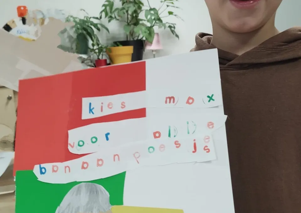 kind met poster