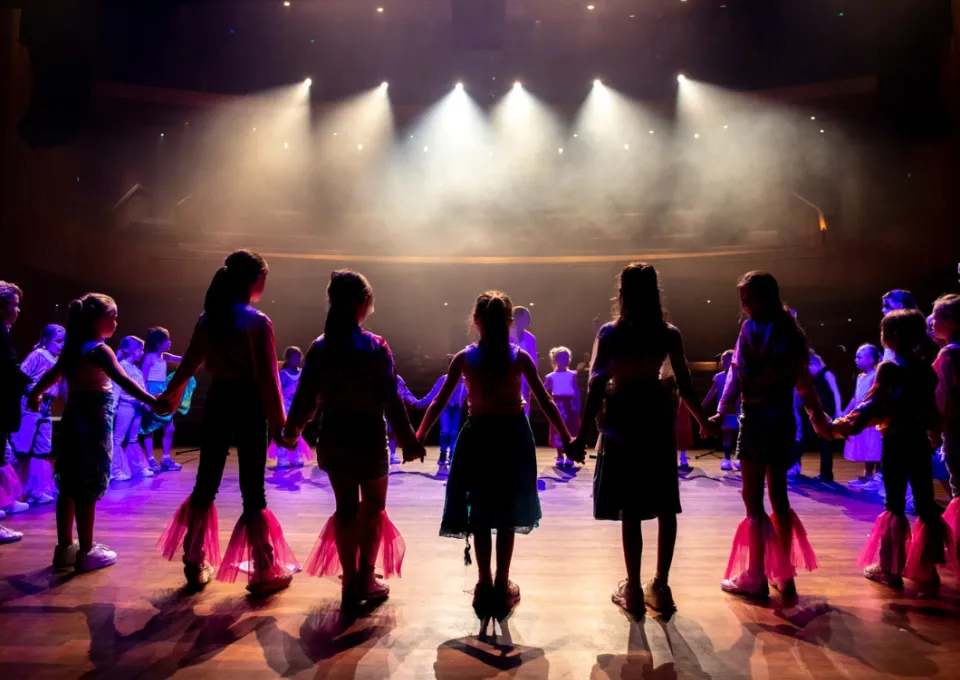 Kinderen in een theater met spots