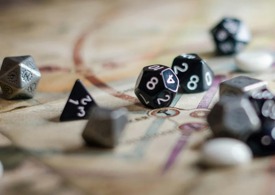 Dobbelstenen op een spel kaart 