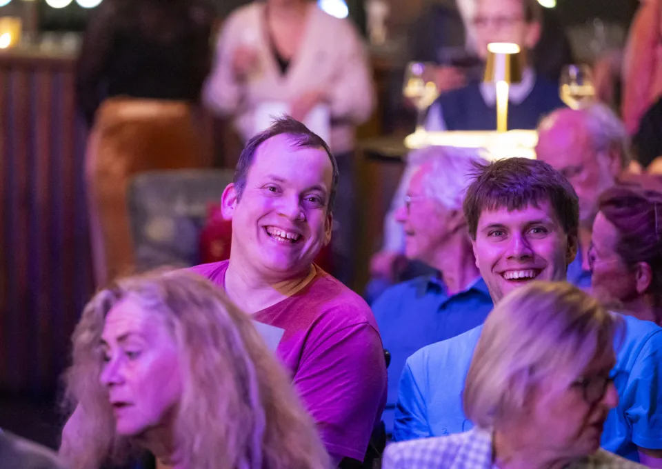 vier personen in het publiek