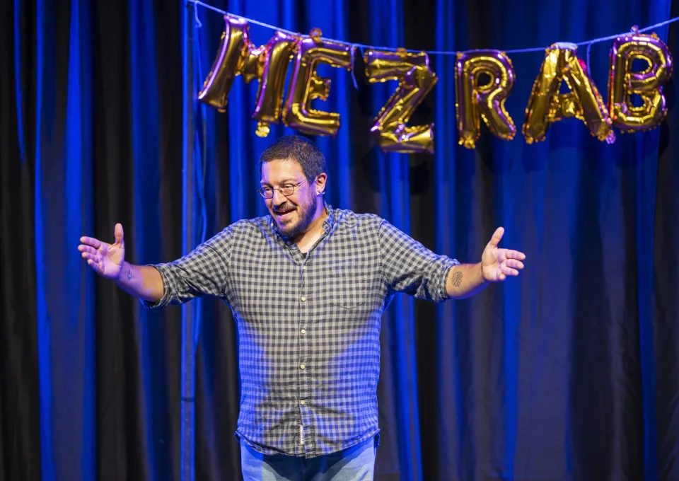 Mezrab op het podium