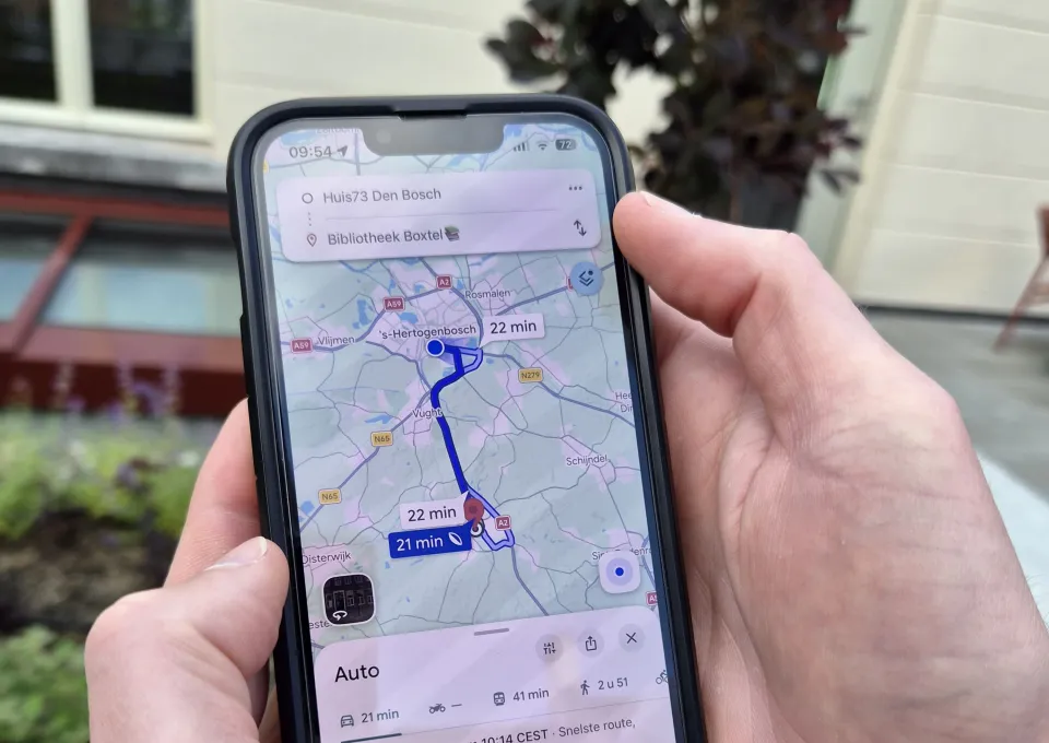 Handen met mobiele telefoon en google maps