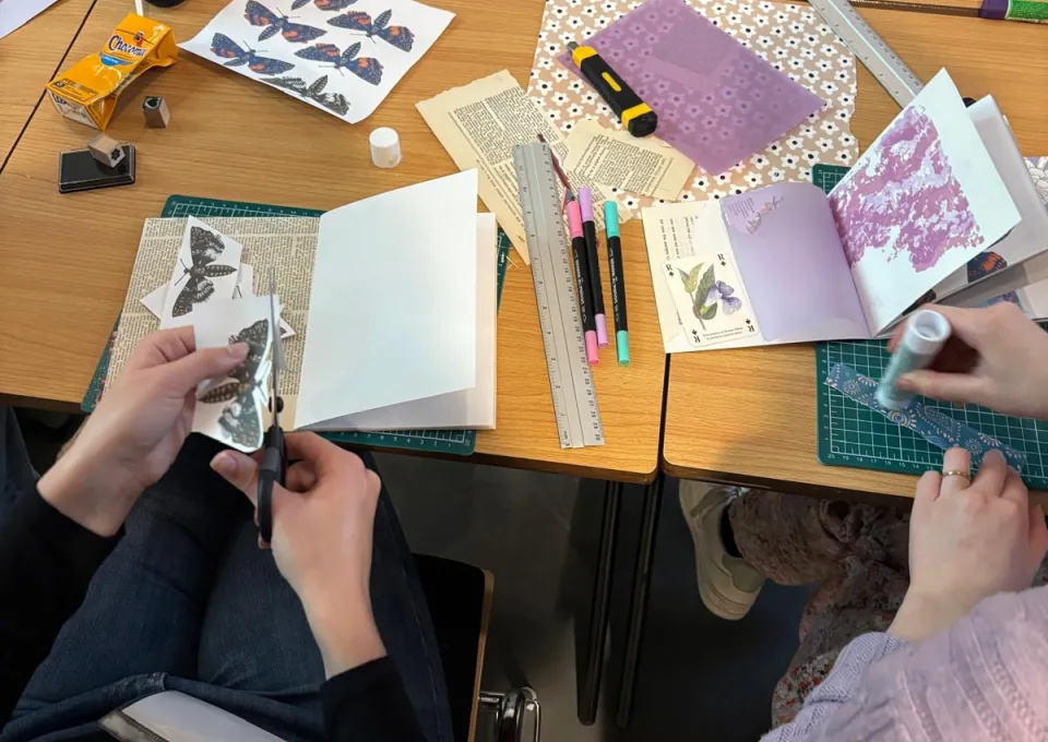 Twee personen werken aan een scrapboek