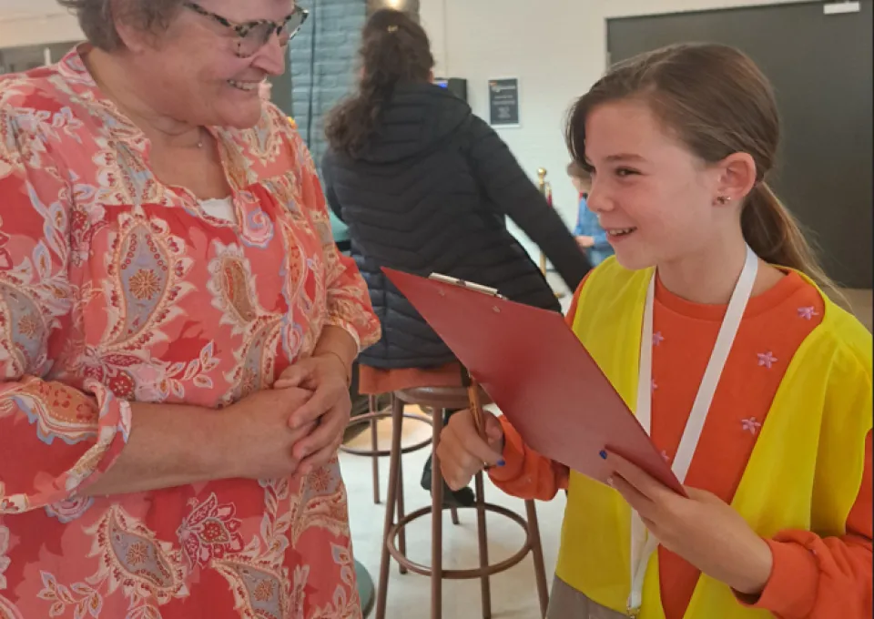 meisje interviewt oudere vrouw