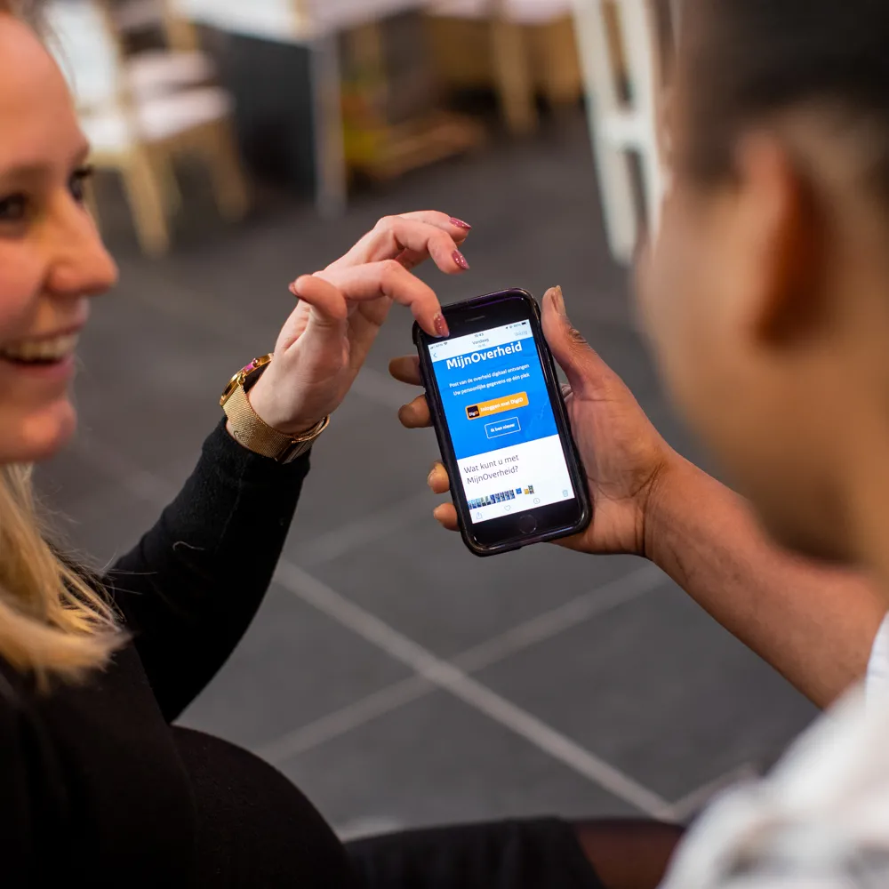 Vrouw met telefoon in de hand 