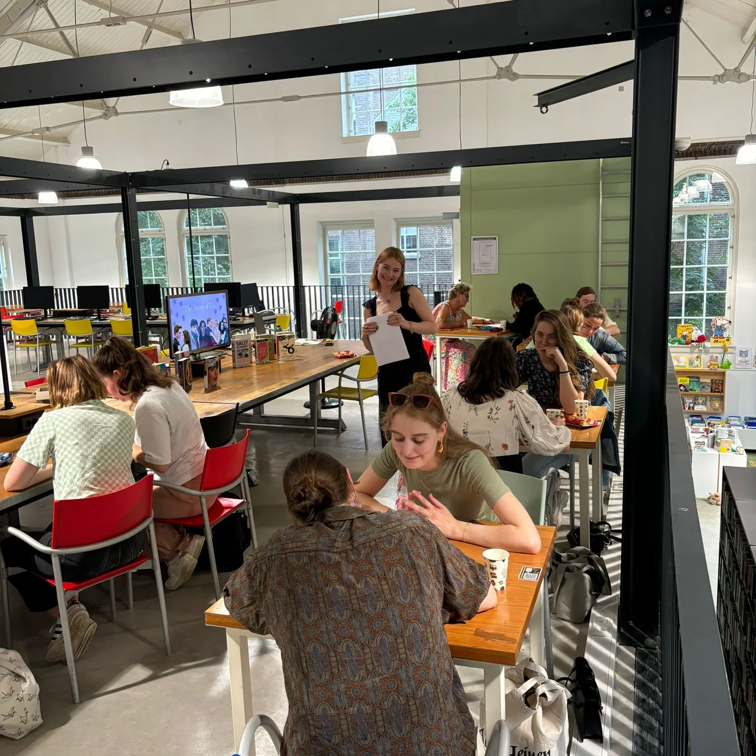 groep jongeren in bibliotheek bespreekt boeken