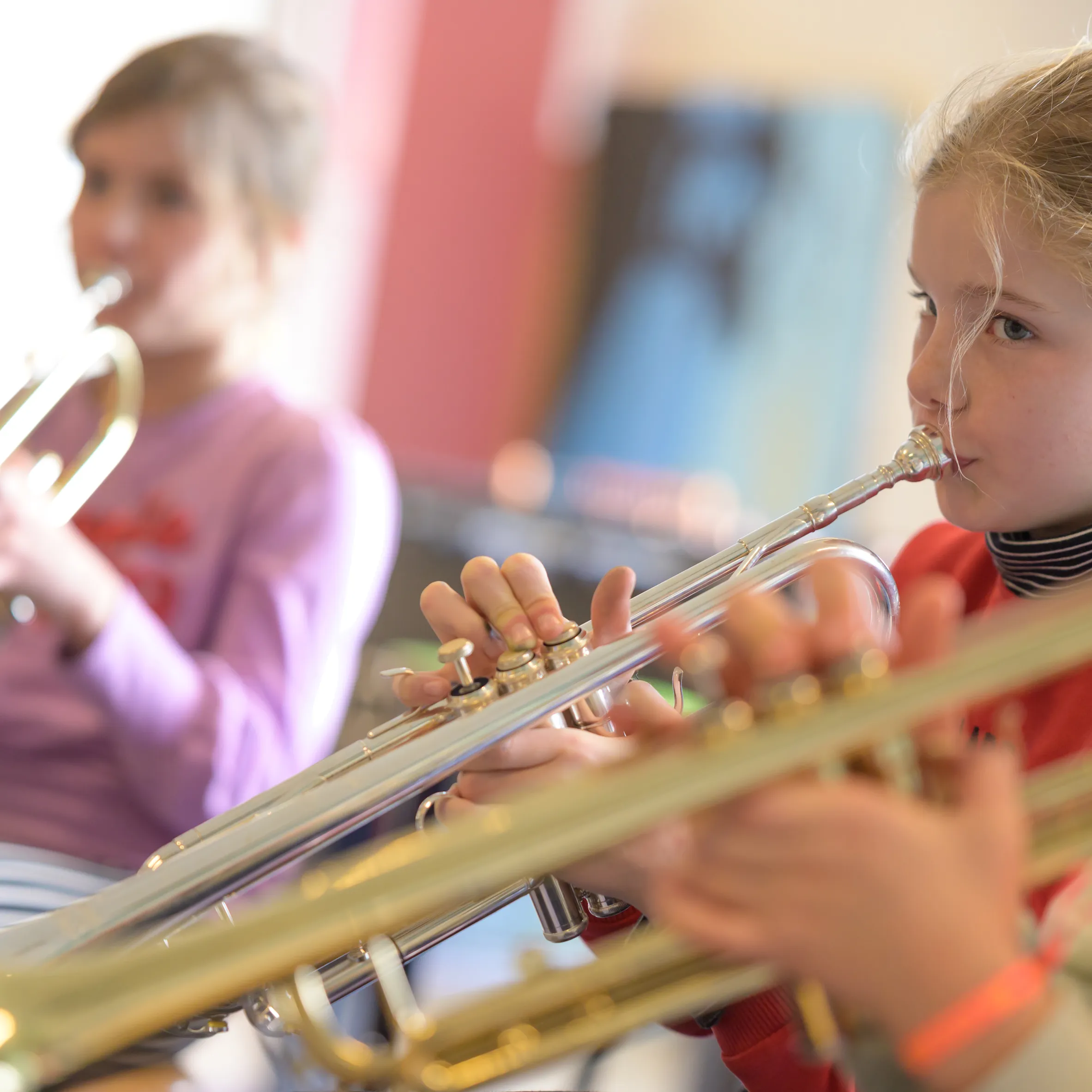 Meisjes spelen trompet 