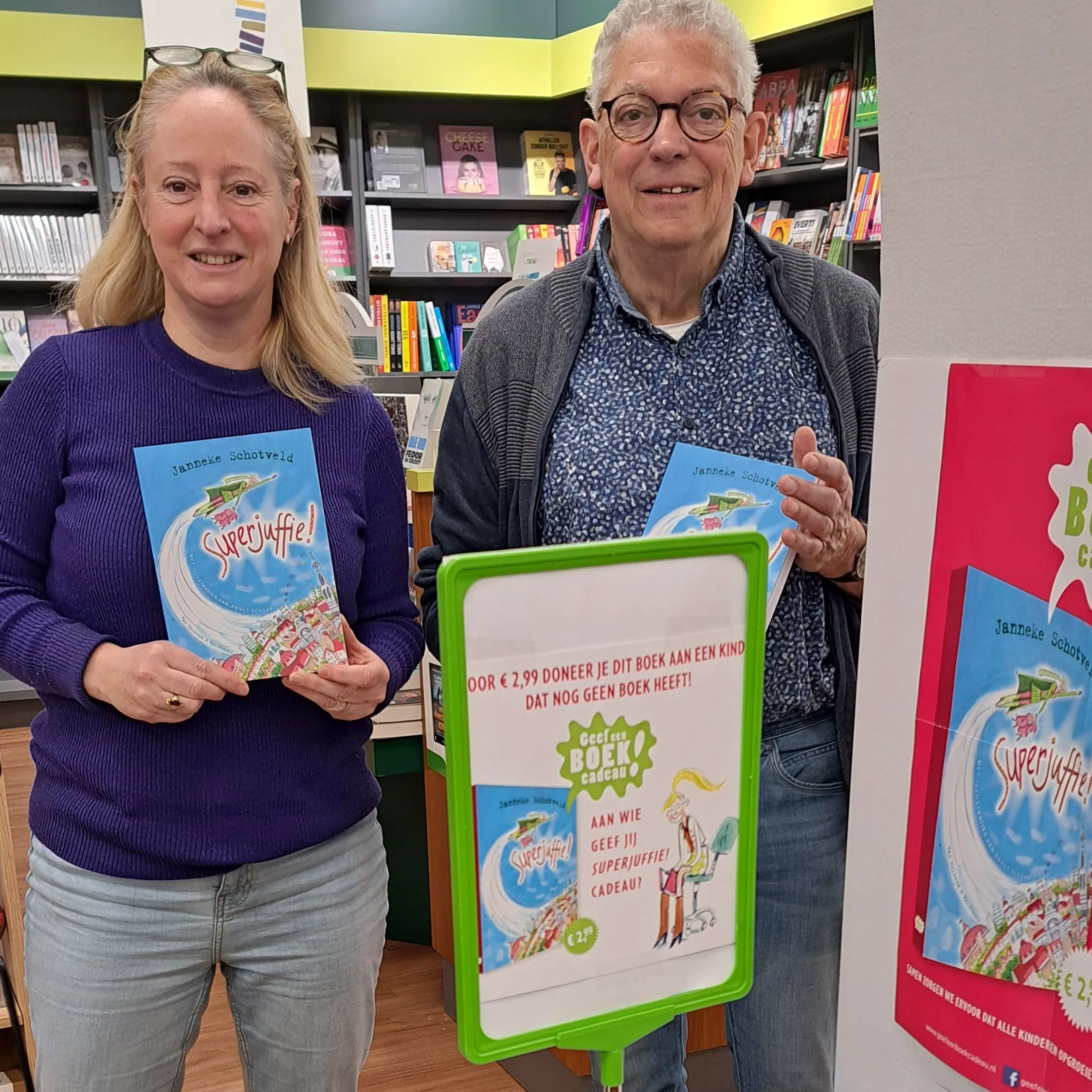 vrouw en man in boekhandel