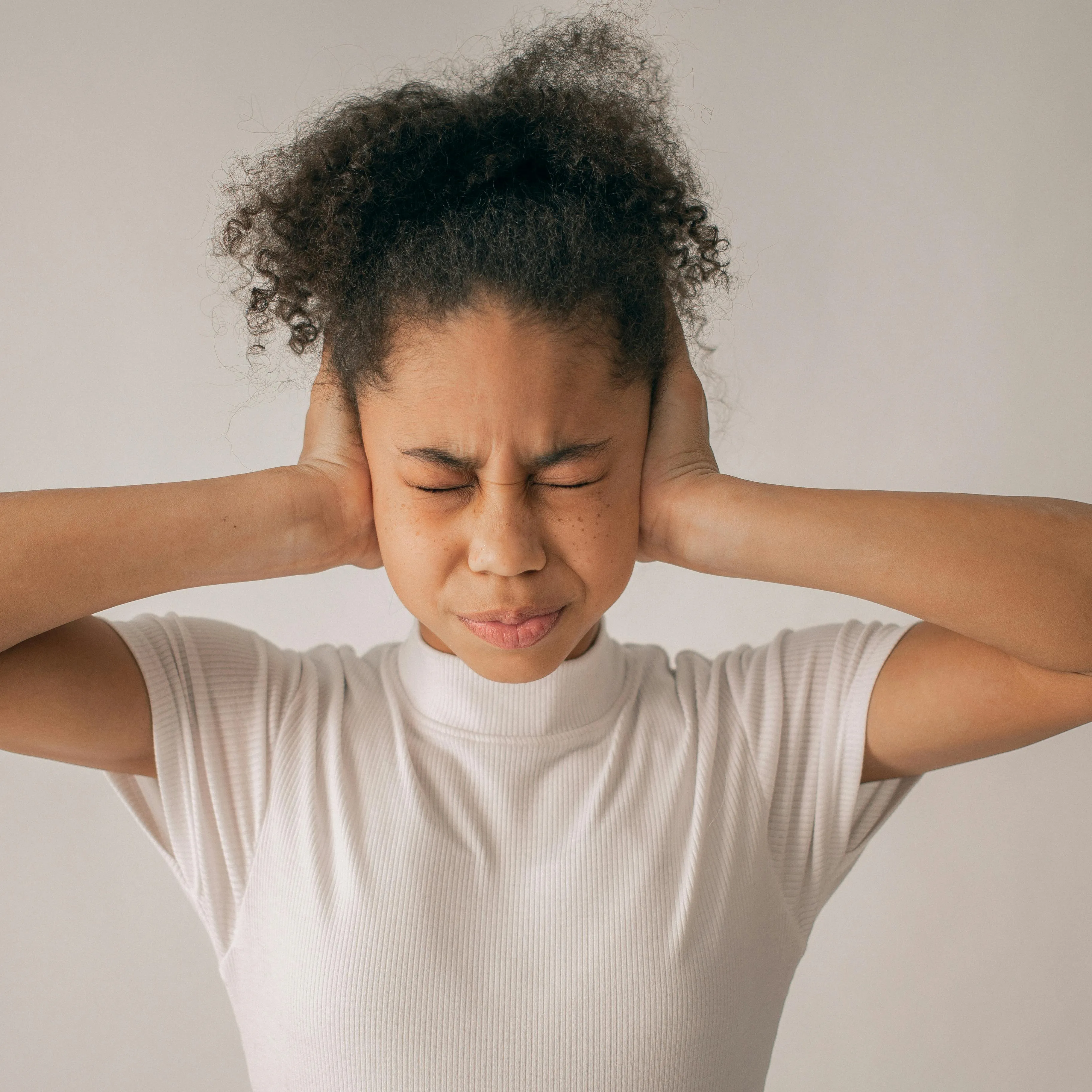 vrouw met handen tegen oren