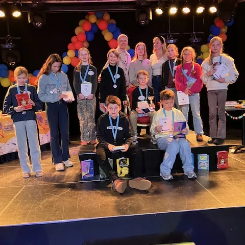 jonge voorlezers op podium