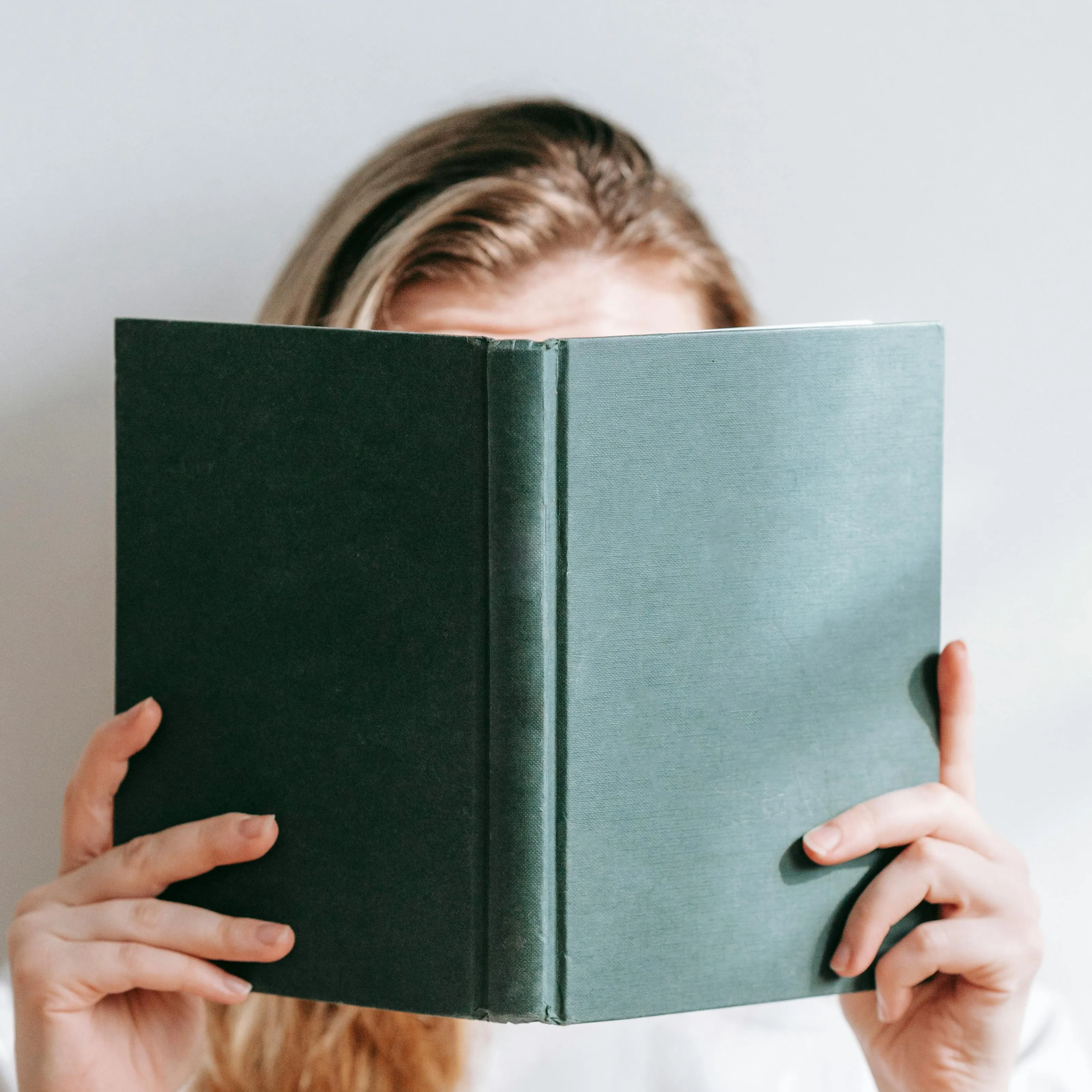 vrouw leest groen boek 