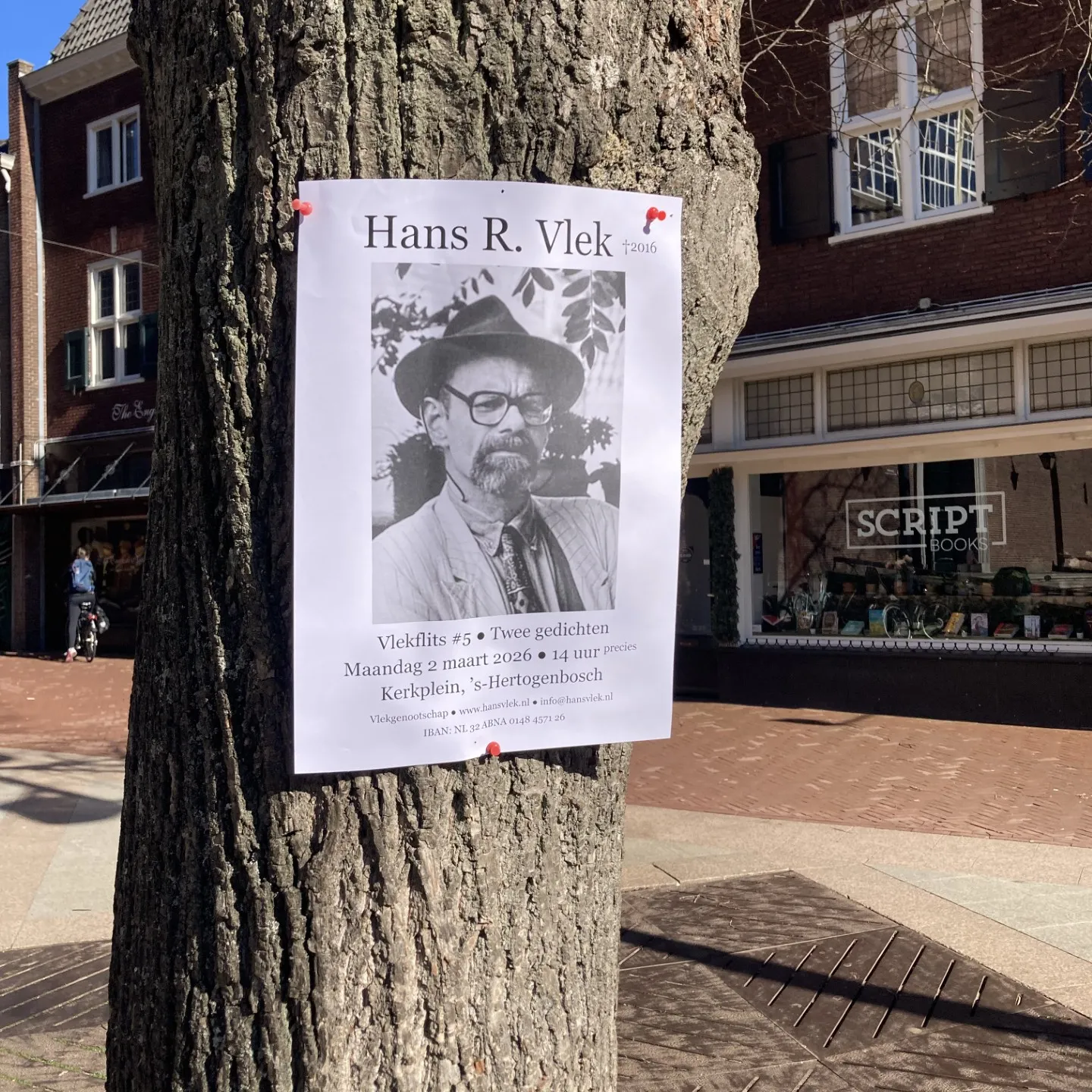 Hans vlekposter op boom 