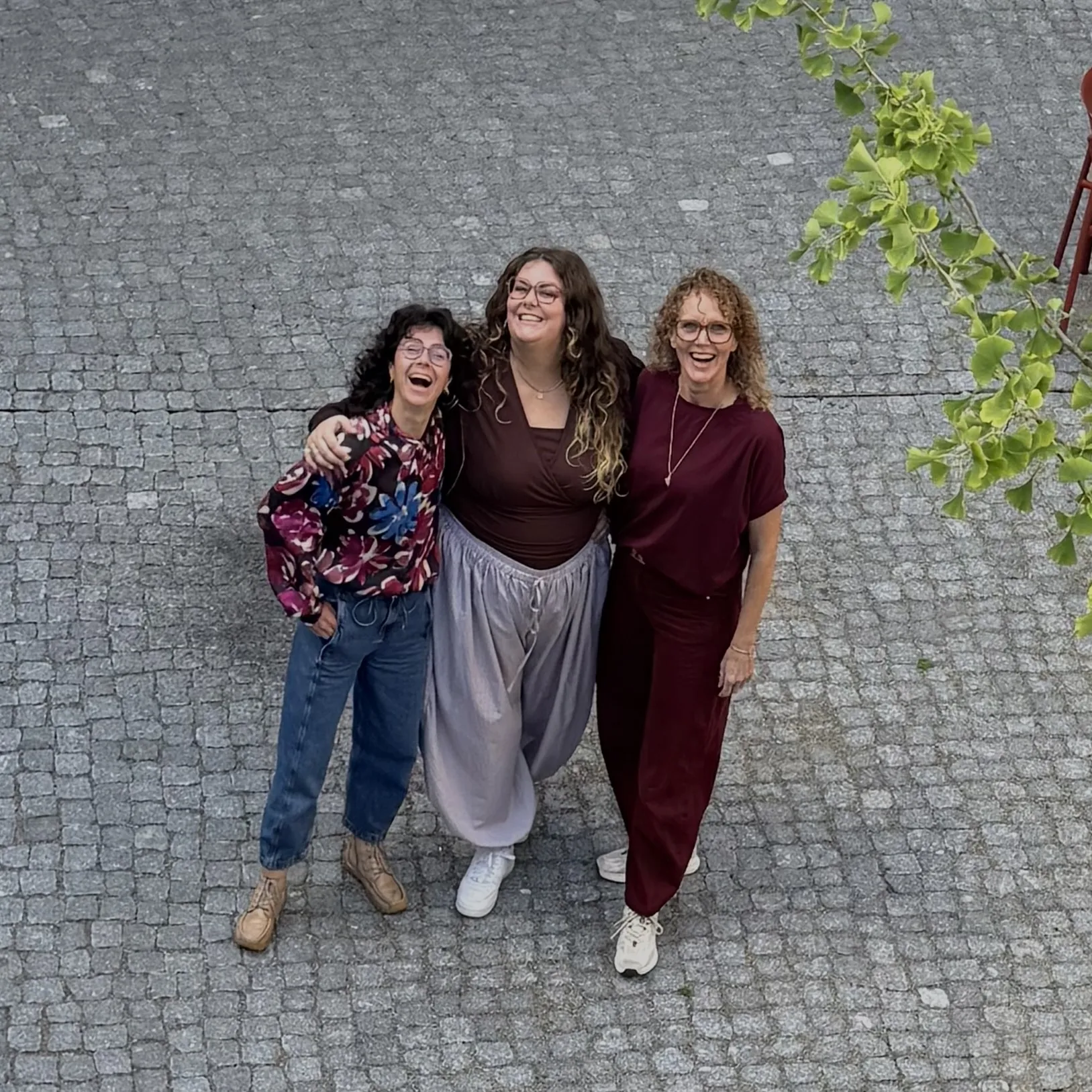 Drie collega's op een plein