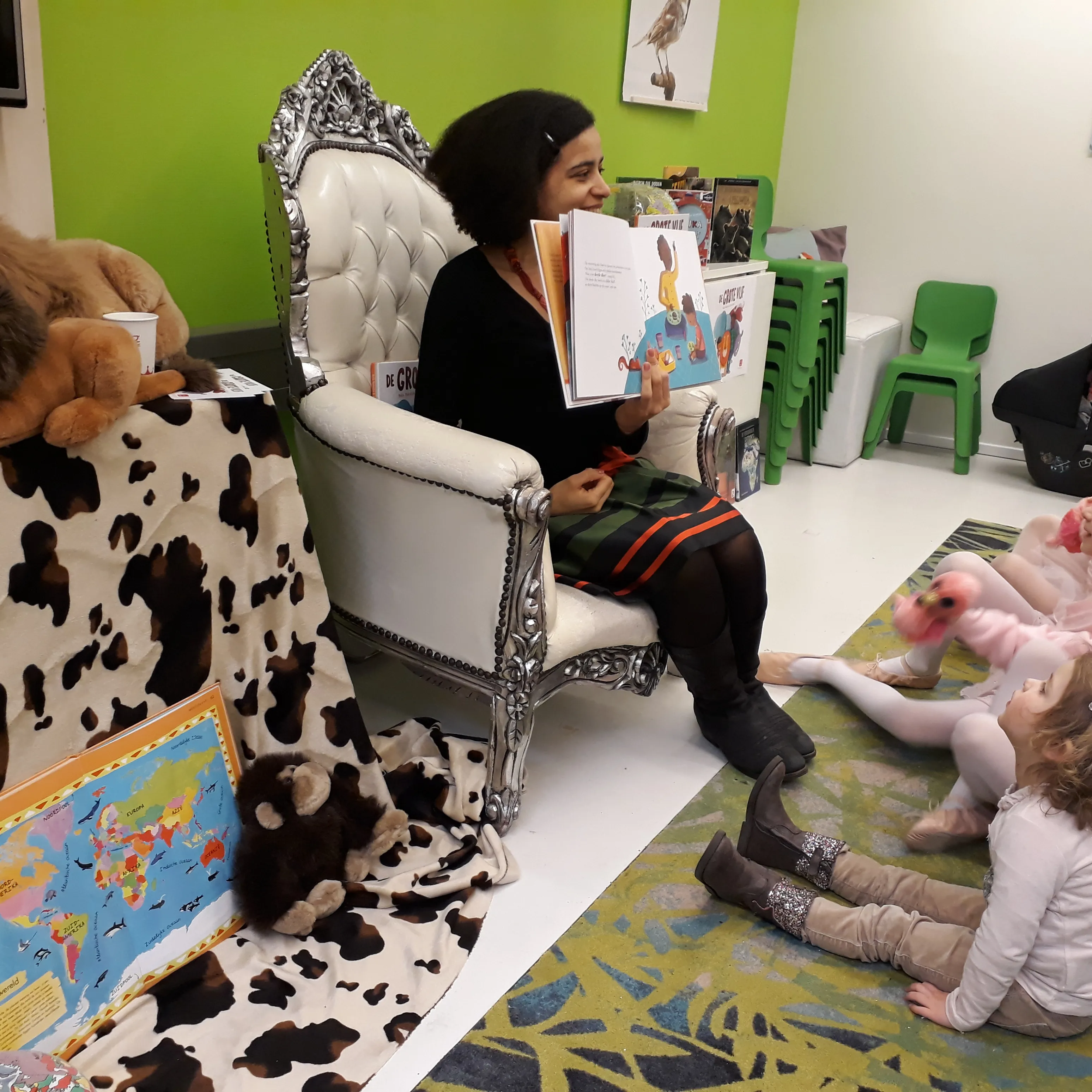vrouw leest voor aan kindjes