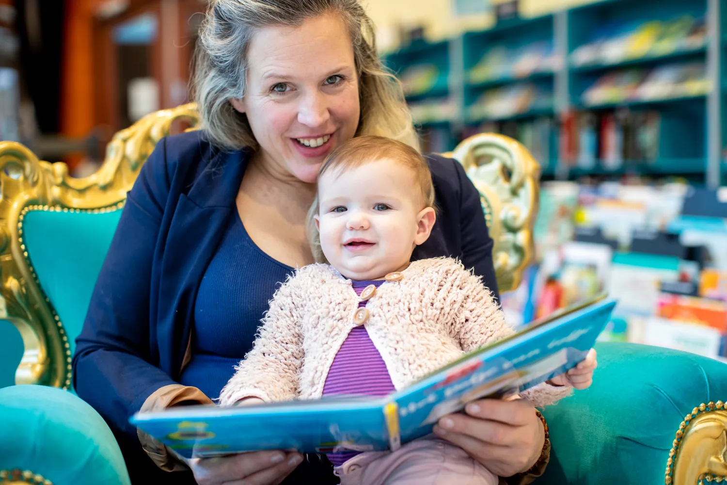 Bibliotheek Sint-Michielsgestel adressen en openingstijden moeder met kind op schoot babybieb