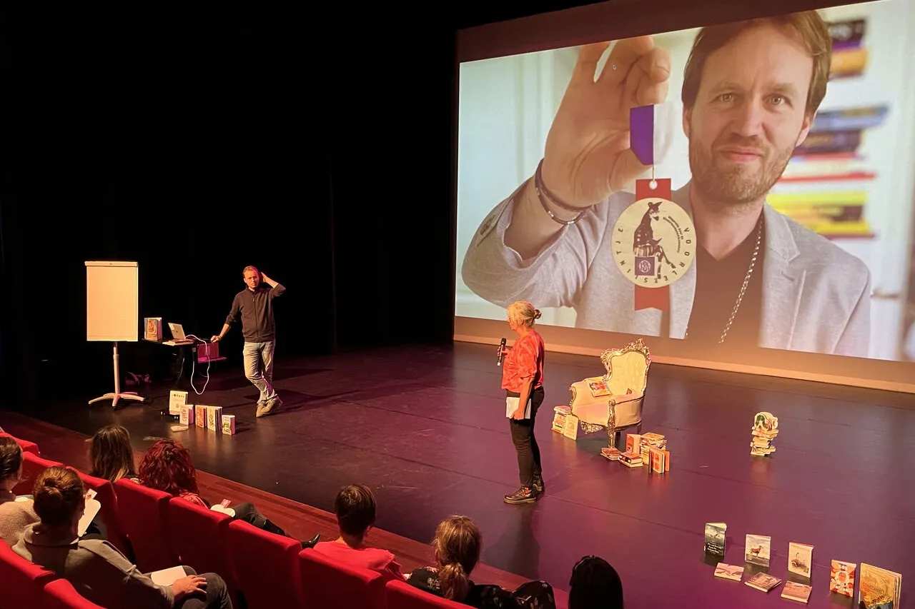 Theaterzaal met podium 