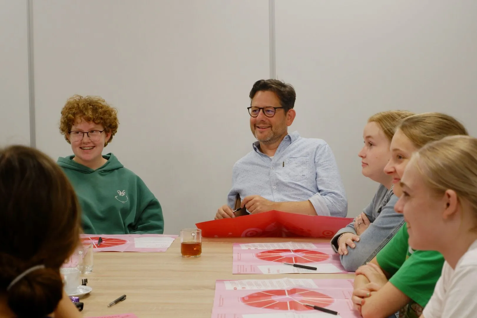 Mensen luisteren aan tafel