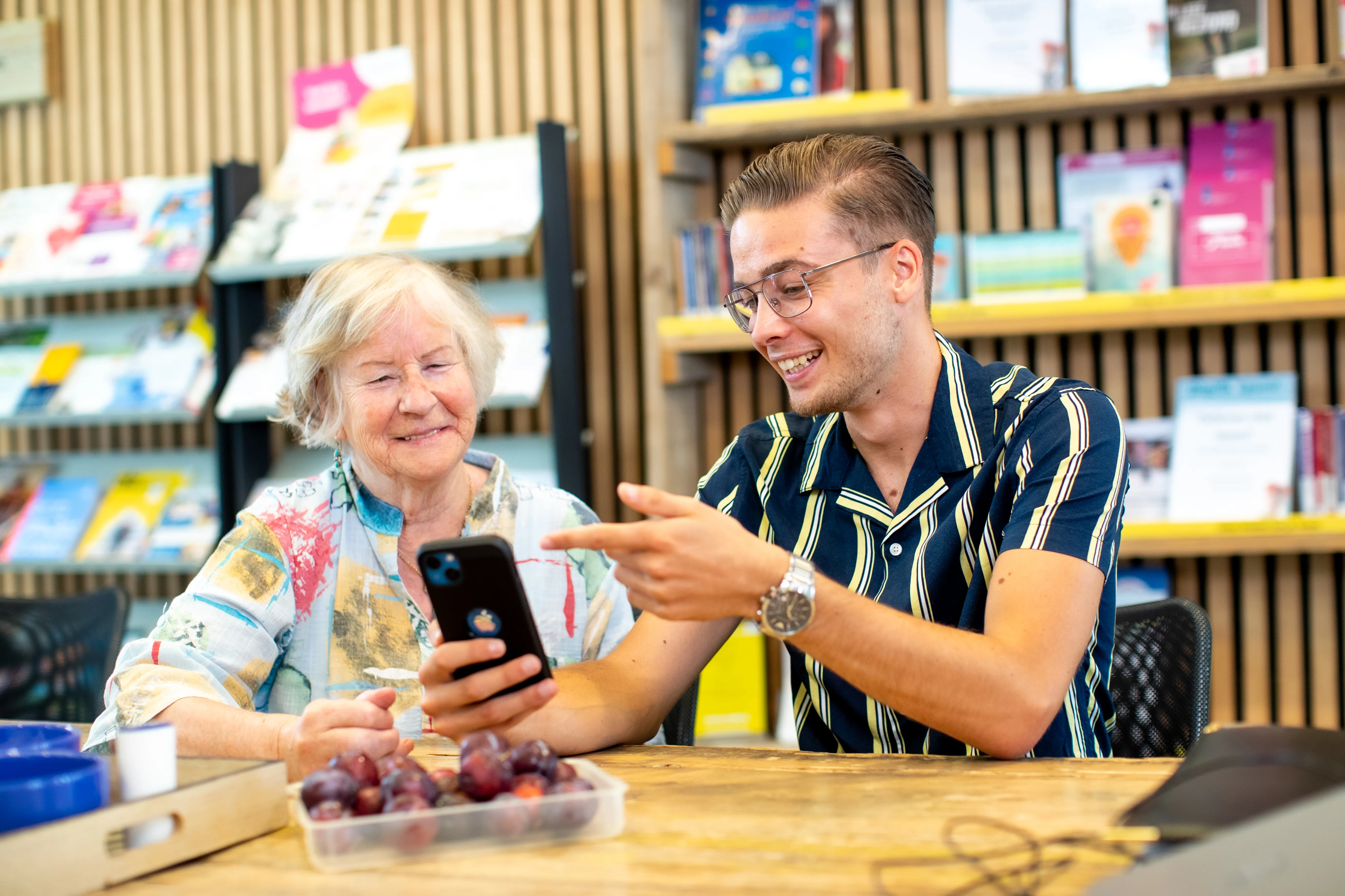 Vrouw en man achter telefoon in Digitaalpunt