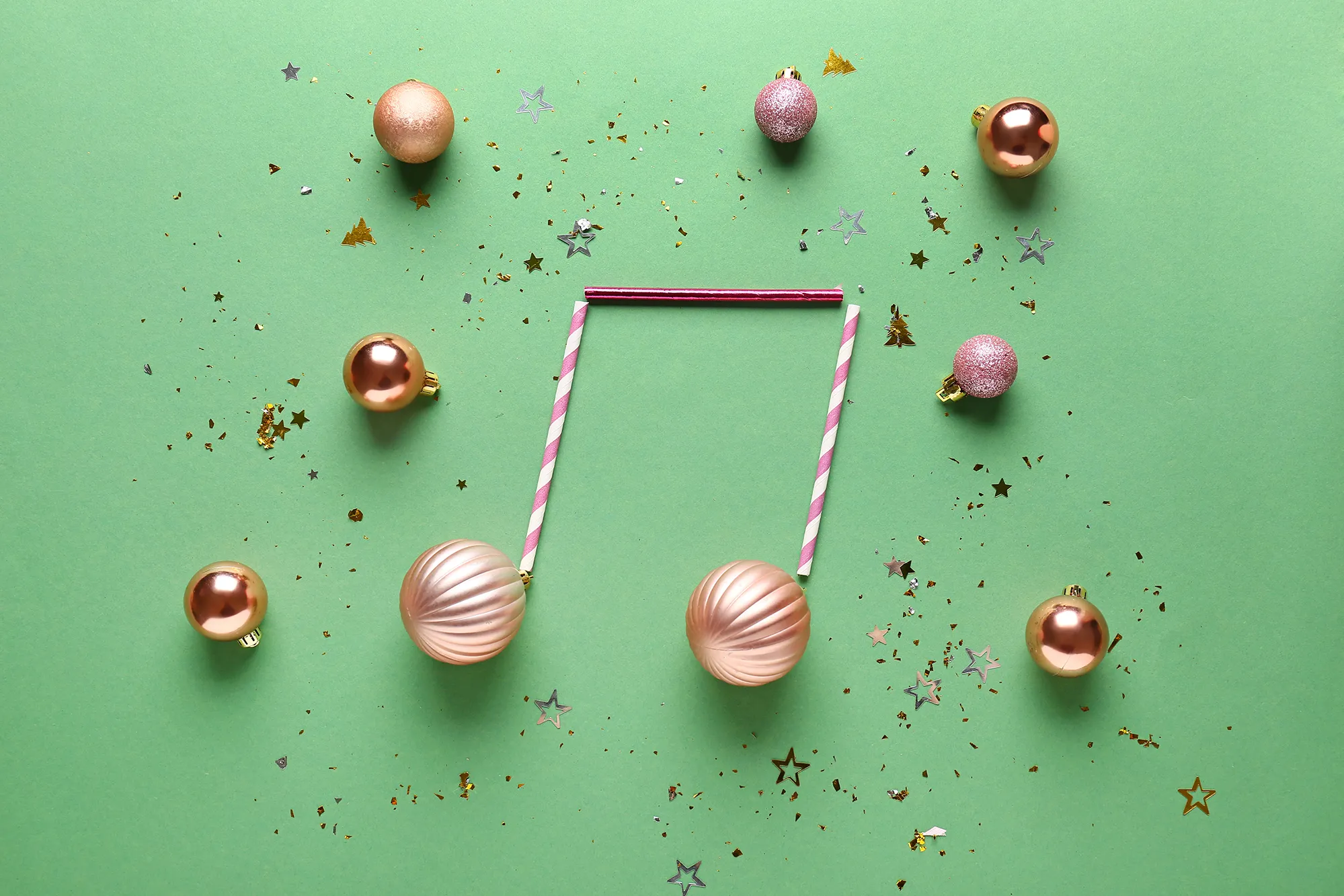 Groen vlak met kerstballen in vorm van muzieknoot