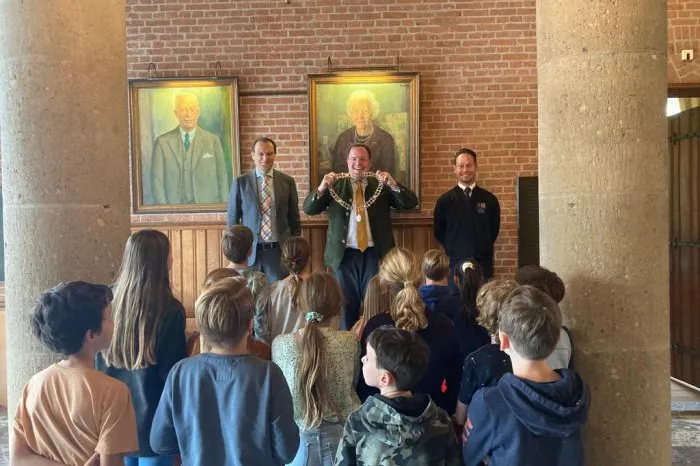 Burgemeester Vught laat zijn ambtsketting zien