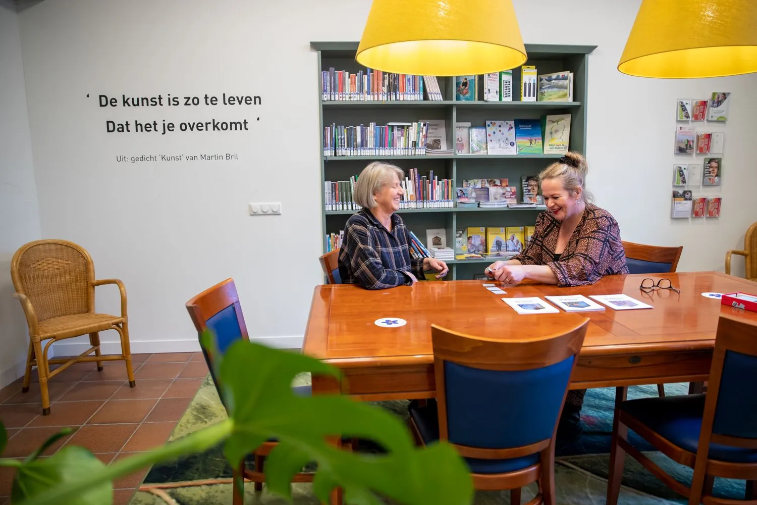 twee vrouwen aan tafel spelen memory