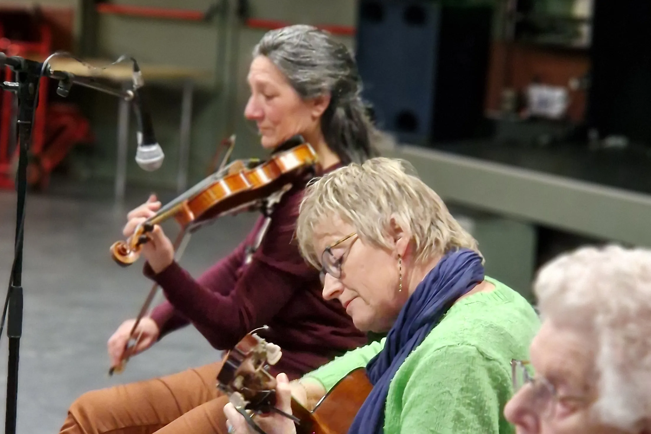 Drie oudere dames maken samen muziek